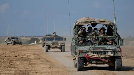 Israelische Streitkräfte bewegen sich in der Nähe der Grenze zum Gazastreifen.