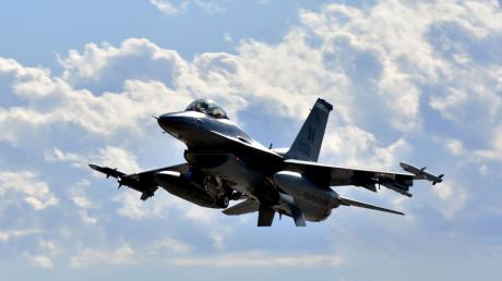 Die F-16 ist in der Lage, auch in extrem niedriger Höhe und bei jedem Wetter zu fliegen.