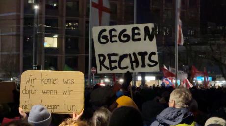 Nach Bekanntwerden des Treffens extremer Rechter in Potsdam gehen deutschlandweit Menschen in "Demos gegen rechts" auf die Straße.