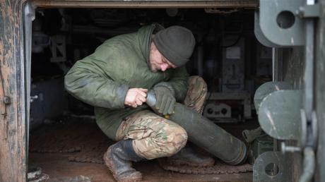 Ein ukrainischer Soldat bereitet sich darauf vor, auf russische Stellungen an der Frontlinie zu feuern.