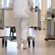 Krankenhäuser suchen dringend nach Personal. Mitunter müssen sich die Kliniken bei Zeitarbeitsfirmen Mitarbeitende ausleihen, auch wenn ihnen das deutlich teurer kommt.