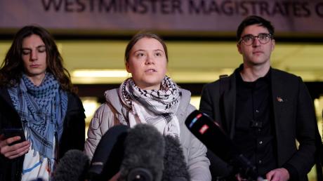 Klimaaktivistin Greta Thunberg spricht vor dem Westminster Magistrates Court zu den Medien.