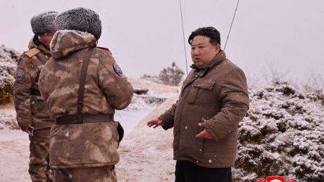 Nordkoreas Machthaber Kim Jong Un (r) beobachtet den Testabschuss eines strategischen U-Boot-Marschflugkörpers.
