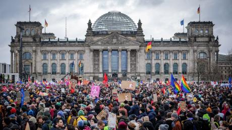 Demonstration für Demokratie und gegen Rechtsextremismus vor dem Berliner Reichstagsgebäude.