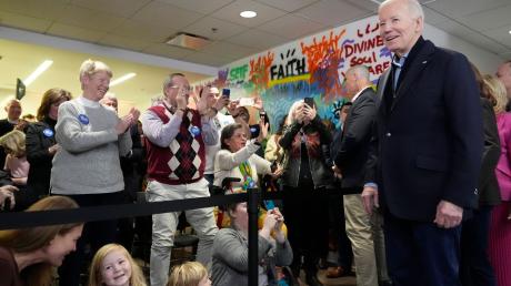 Joe Biden begrüßt Mitarbeiter und Freiwillige in der Wahlkampf-Zentrale in Wilmington.
