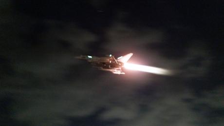 Ein Kampfflugzeug der Royal Air Force vom Typ Typhoon startet, um Angriffe auf Ziele der Huthi-Miliz durchzuführen.