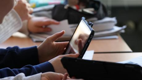 Schüler mit einem Tablet: Den Schulleitungen zufolge fehlt Geld für die Digitalisierung.