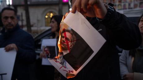 Ein palästinensischer Demonstrant verbrennt ein Bild von US-Außenminister Blinken. Blinken ist zurzeit in Nahost, um Gespräche über eine Waffenruhe und die Freilassung weiterer Geiseln zu führen.