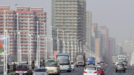 Autos fahren auf einer Straße vor Hochäusern in Pjöngjang entlang. Zwischen Nord- und Südkorea herrscht derzeit Funkstille.