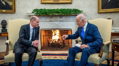 Für Olaf Scholz ist es bereits der dritte Besuch im Weißen Haus als Kanzler. Das Feuer im Kamin ist übrigens echt. 