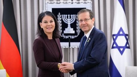 Bundesaußenministerin Annalena Baerbock wird in Jerusalem von Israels Präsident Izchak Herzog empfangen.