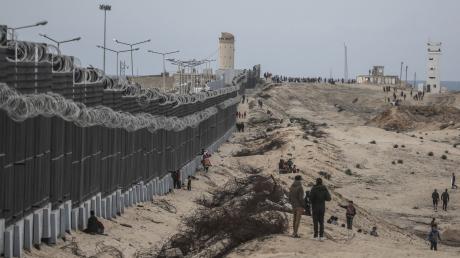 Vertriebene Palästinenser aus dem nördlichen Gazastreifen an der Mauer, die Ägypten und den Gazastreifen trennt.