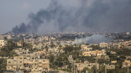 Über Gaza-Stadt steigt dichter Rauch infolge von israelischen Angriffen auf.