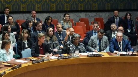 Die us-amerikanische UN-Botschafterin Linda Thomas-Greenfield (M) stimmt im Weltsicherheitsrat gegen einen Resolutionsentwurf für einen Waffenstillstand im Gazastreifen.