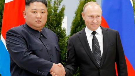 Nordkorea um Machthaber Kim Jong Un (l) lieferte Waffen an Russland, die einem Bericht zufolge etliche Bauteile aus westlichen Ländern enthalten.