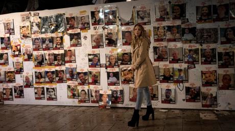 Ausstellung mit Postern von Menschen, die am 7. Oktober 2023 von der Hamas als Geiseln genommen wurden in Tel Aviv.