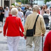 In Deutschland werden immer weniger Kinder geboren. Gleichzeitig werden die Menschen immer älter. Was macht das mit der Rente?