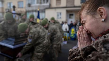 Einer der Schwerpunkte russischer Angriffe ist die Umgebung der Kleinstadt Awdijiwka. Dort ist der ukrainische Oberleutnant Wolodymyr Golubnychyi gefallen, der nun in Kiew beerdigt wurde.
