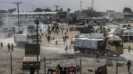 Lastwagen mit Hilfsgütern fahren in den Gazastreifen ein - die humanitäre Lage ist laut Hilfsorganisationen katastrophal (Archivbild).