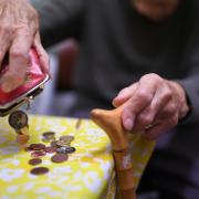 Bestimmten Berufsgruppen könnten spätere Renten gekürzt werden, weil die Wirtschaftsflaute den Versorgungswerken einen Strich durch die Rechnung macht.