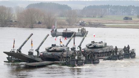 Bundeswehrsoldaten (vorn) nehmen an einer gemeinsamen Militärübung mit Soldaten aus mehreren Nato-Ländern auf der Weichsel teil.