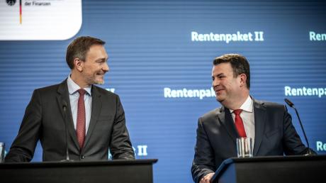 Finanzminister Christian Lindner (links) und Arbeitsminister Hubertus Heil stellen ihr Renten-Reformpaket in Berlin vor.