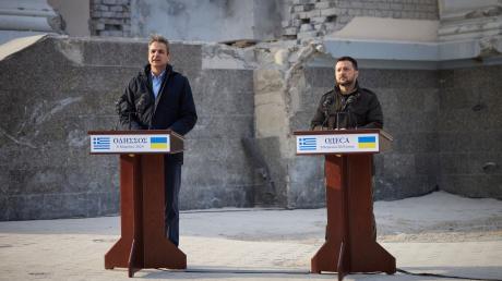 Der ukrainische Präsident Wolodymyr Selenskyj und Griechenlands Ministerpräsident Kyriakos Mitsotakis (l) geben eine Pressekonferenz in Odessa.