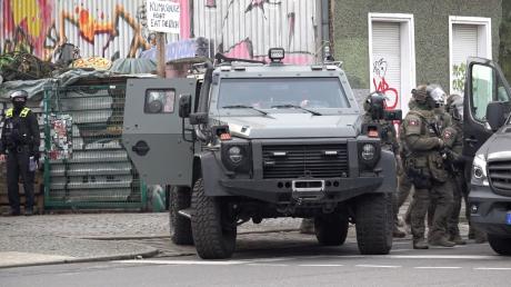 Polizisten an einem gepanzerten Fahrzeug in Berlin: Am 26. Februar war Ex-RAF-Terroristin Daniela Klette in Berlin-Kreuzberg festgenommen worden.