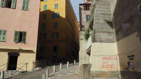 Auf Hauswänden in Bastia sind anti-französische Sprüche zu lesen. Autonomie für die Mittelmeerinsel Korsika scheint mittlerweile zum Greifen nah.