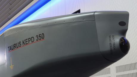 Ausstellungsstück eines Taurus KEPD 350 Marschflugkörpers im Showroom des Rüstungsunternehmens MBDA.