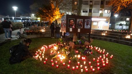 Fotos der Opfer und Teelichter erinnern Menschen am Tatort der Morde in Hanau-Kesselstadt an die Bluttat.
