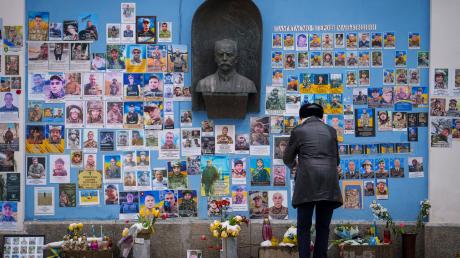 Eine Gedenkmauer in Kiew erinnert an gefallene ukrainische Militärangehörige.