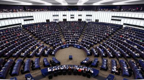 Über die Klage will das Parlament klären lassen, ob die Entscheidung der Kommission, trotz anhaltender Kritik an Verstößen gegen rechtsstaatliche Prinzipien in Ungarn eingefrorene EU-Fördermittel in Höhe von rund zehn Milliarden Euro für das Land freizugeben, rechtmäßig war.