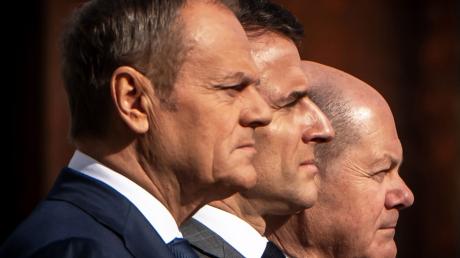 Bundeskanzler Olaf Scholz (SPD, r) empfängt Frankreichs Präsident Emmanuel Macron (M) und Polens Ministerpräsident Donald Tusk vor dem Kanzleramt zu einem gemeinsamen Treffen.