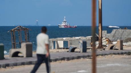 Ein Schiff der Hilfsorganisation Open Arms nähert sich der Küste des Gazastreifens und schleppt einen Lastkahn mit 200 Tonnen humanitärer Hilfe.