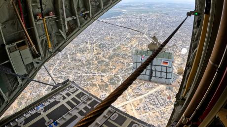 Eine C-130 der deutschen Luftwaffe wirft Hilfsgüter über dem Gazastreifen ab.