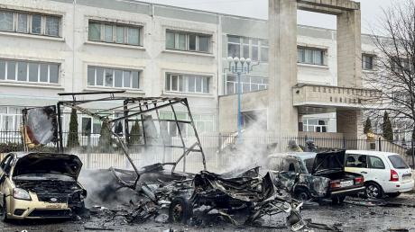 Zerstörte Autos in Belgorod. Die gleichnamige russische Grenzregion hat erneut Beschuss gemeldet.