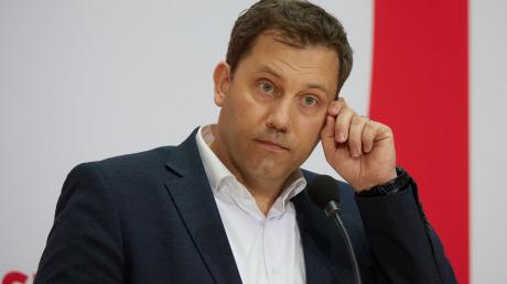 SPD-Chef Lars Klingbeil verteidigt den Kanzler und dessen Ukraine-Politik.