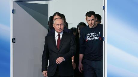Wladimir Putin (M) ist in Russland seit rund einem Vierteljahrhundert an der Macht.