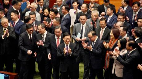 Hongkongs Legislativrat hat das umstrittene Sicherheitsgesetz für die chinesische Sonderverwaltungsregion einstimmig verabschiedet.