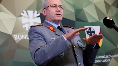 Generalleutnant Andre Bodemann, Befehlshaber Territoriales Führungskommando der Bundeswehr, spricht vor Beginn der Tagung zum neuen Verteidigungsplan für Deutschland.