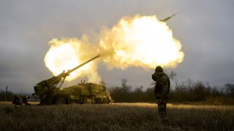 Im Osten der Ukraine haben die ukrainischen Streitkräfte Mühe, verlorenen Boden zurückzugewinnen, zumal die Munition knapp wird. 