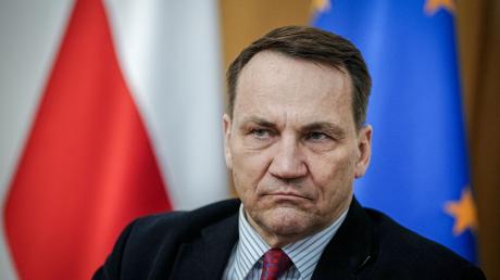 Polens Außenminister Radosław Sikorski kritisiert die langen Entscheidungsprozesse bei den Waffenlieferungen für die Ukraine.
