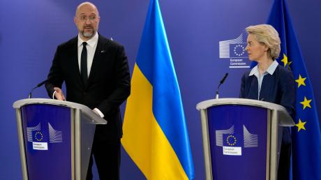 Ursula von der Leyen und der ukrainische Ministerpräsident Denys Schmyhal informierten über die Finanzhilfen.