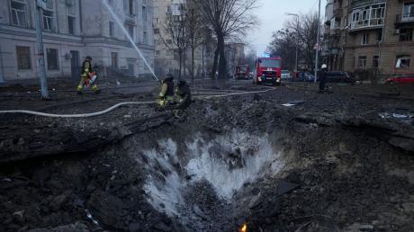 Die ukrainische Hauptstadt Kiew ist in der Nacht in mehreren Wellen mit Raketen angegriffen worden.