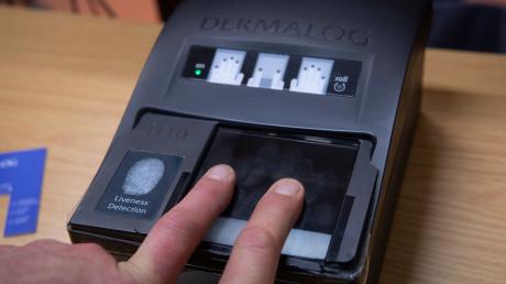 Gängige Praxis: Für einen Personalausweis werden Fingerabdrücke gescannt.