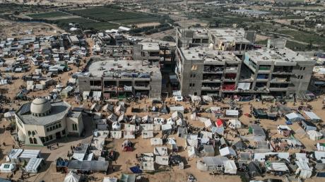 Ein Luftbild zeigt vertriebene Palästinenser in Rafah. Nach den Worten eines ranghohen Ministers wird Israels Armee die geplante Militäroffensive durchführen, selbst wenn dies zu einem Zerwürfnis mit den USA führt.