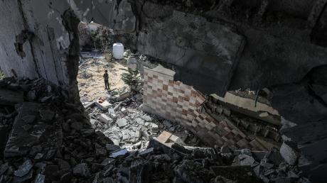 Palästinenser inspizieren die Trümmer eines zerstörten Hauses nach einem israelischen Luftangriff. Immer wieder wird eine Waffenruhe im Gazastreifen gefordert.