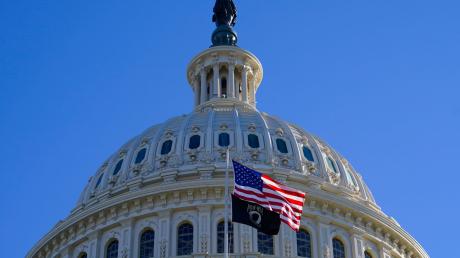Das US-Repräsentantenhaus hat kurz vor einem drohenden Stillstand der Regierungsgeschäfte ein Haushaltspaket in Billiardenhöhe verabschiedet.