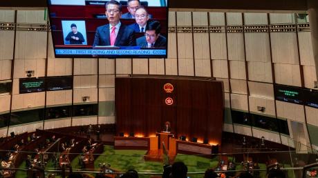 Hongkongs Finanzminister Paul Chan hält die jährliche Haushaltsrede im Legislativrat in Hongkong. Der Legislativrat verabschiedete das neue und umstrittene Sicherheitsgesetz in der chinesischen Sonderverwaltungsregion.